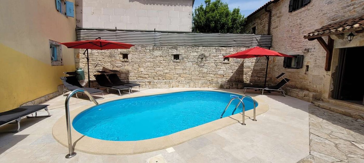 Tenuta con due case in pietra e piscina